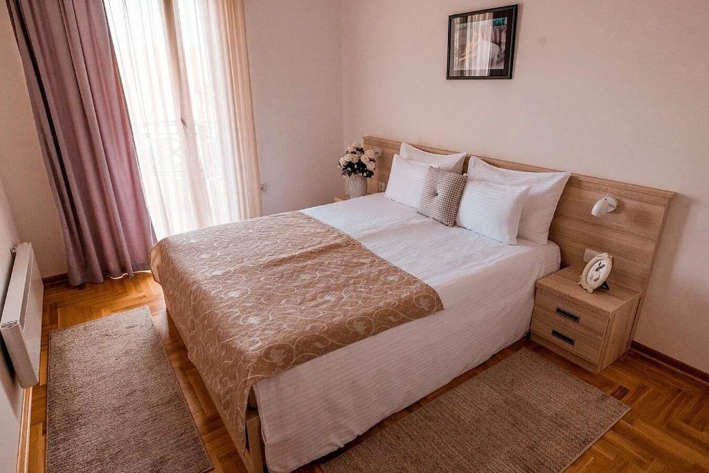 Vrnjačka Banja的住宿－Apartmani Lenka，一间卧室,卧室内配有一张大床