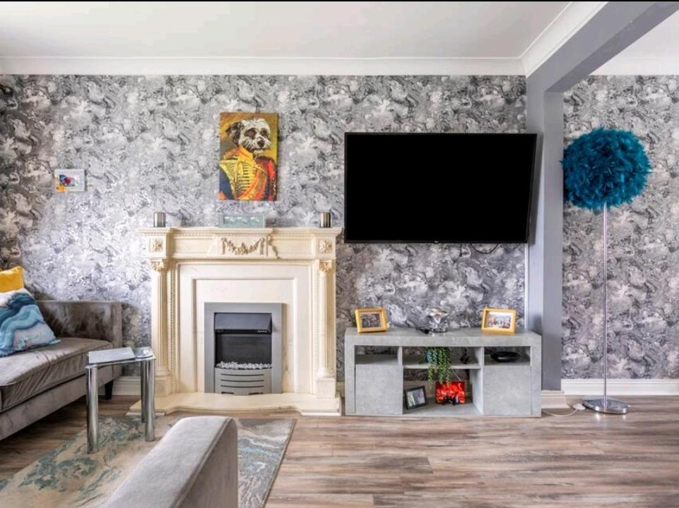Spacious house City skyline and mountain views close too belfast centre and airports free parking - One-Bedroom Villa