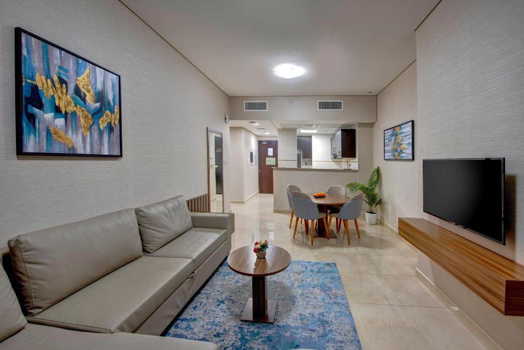 Royal Regency Suites Marinaにあるテレビまたはエンターテインメントセンター