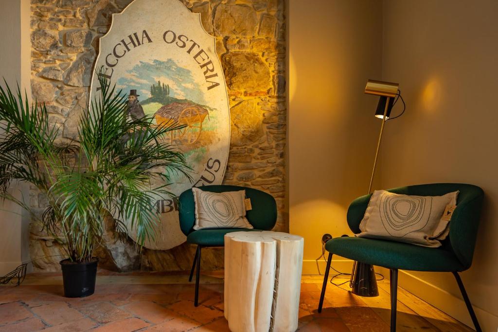 un vestíbulo con 2 sillas y un letrero que lee oasis de chile en Locanda Moderna Carlambroeus en Montevecchia