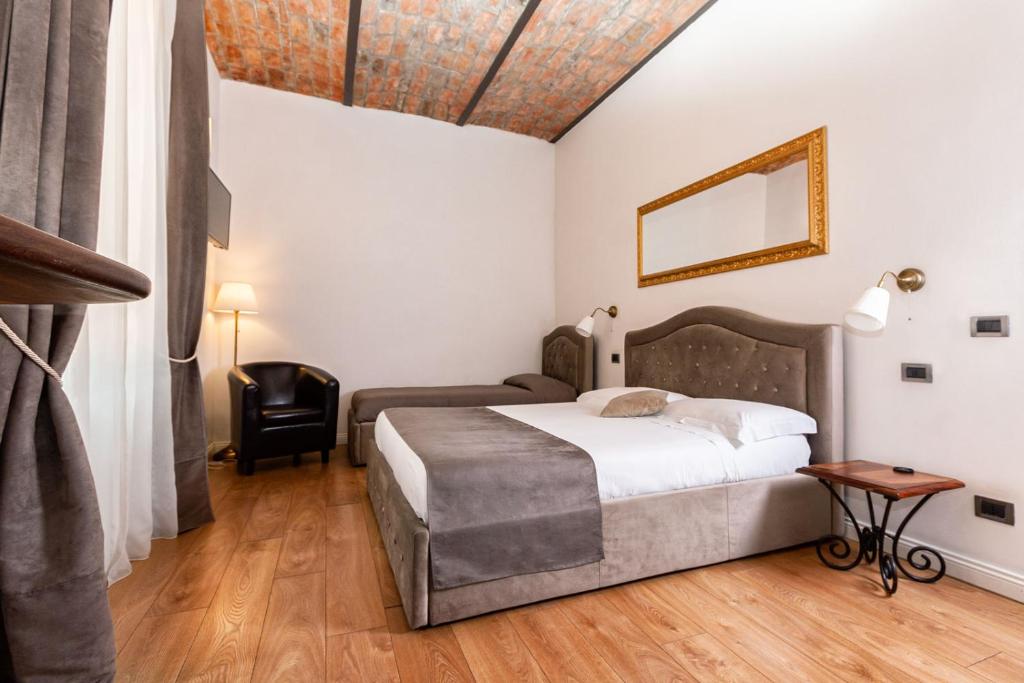 Schlafzimmer mit einem Bett und Holzboden in der Unterkunft B&B Chez Moi in Bologna