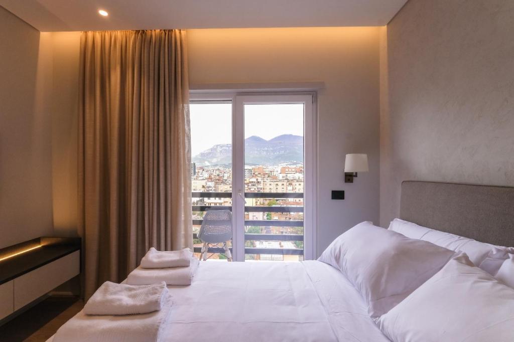 Postel nebo postele na pokoji v ubytování Two Steps Apartments Tirana