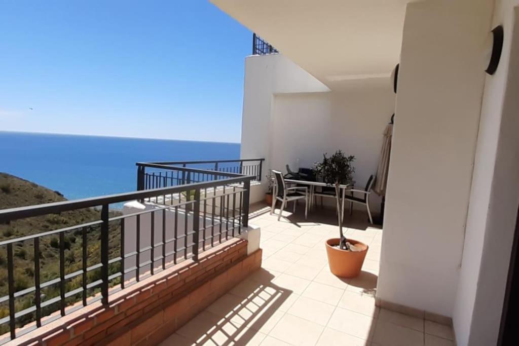 Elle comprend un balcon offrant une vue sur l'océan. dans l'établissement Chic Beachfront Apartment, à Torrox Costa