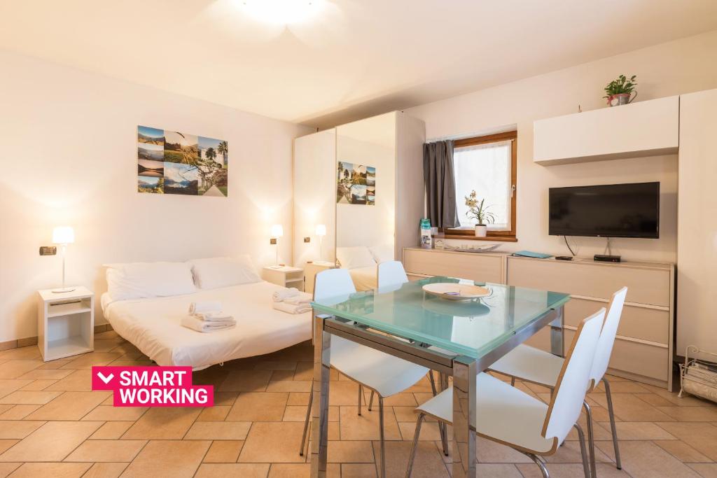 ein Wohnzimmer mit einem Esstisch und einem Sofa in der Unterkunft La Filanda Apartments by Wonderful Italy - Cotone in Bellagio