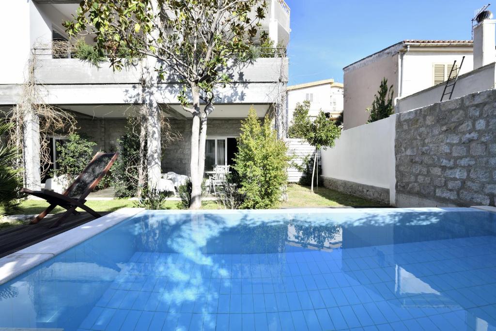 een zwembad voor een gebouw bij Loft incantevole con piscina in Tortolì