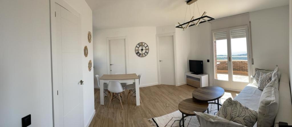 Televízia a/alebo spoločenská miestnosť v ubytovaní Apartamento entre mar y montaña