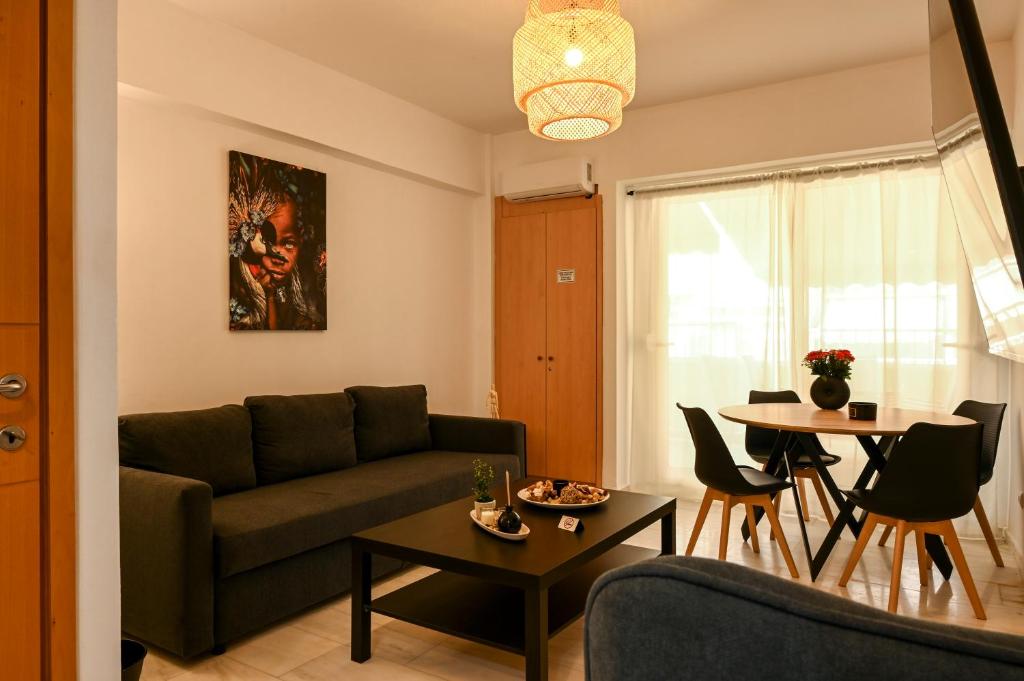 ein Wohnzimmer mit einem Sofa und einem Tisch in der Unterkunft Thessaloniki Center Modern Apartment in Thessaloniki