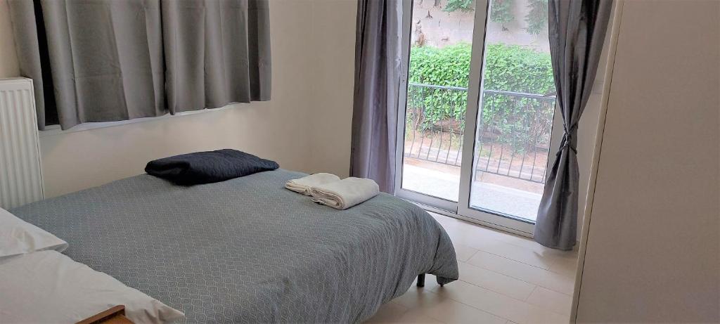 A bed or beds in a room at Cozy apartment in Nea Smyrni