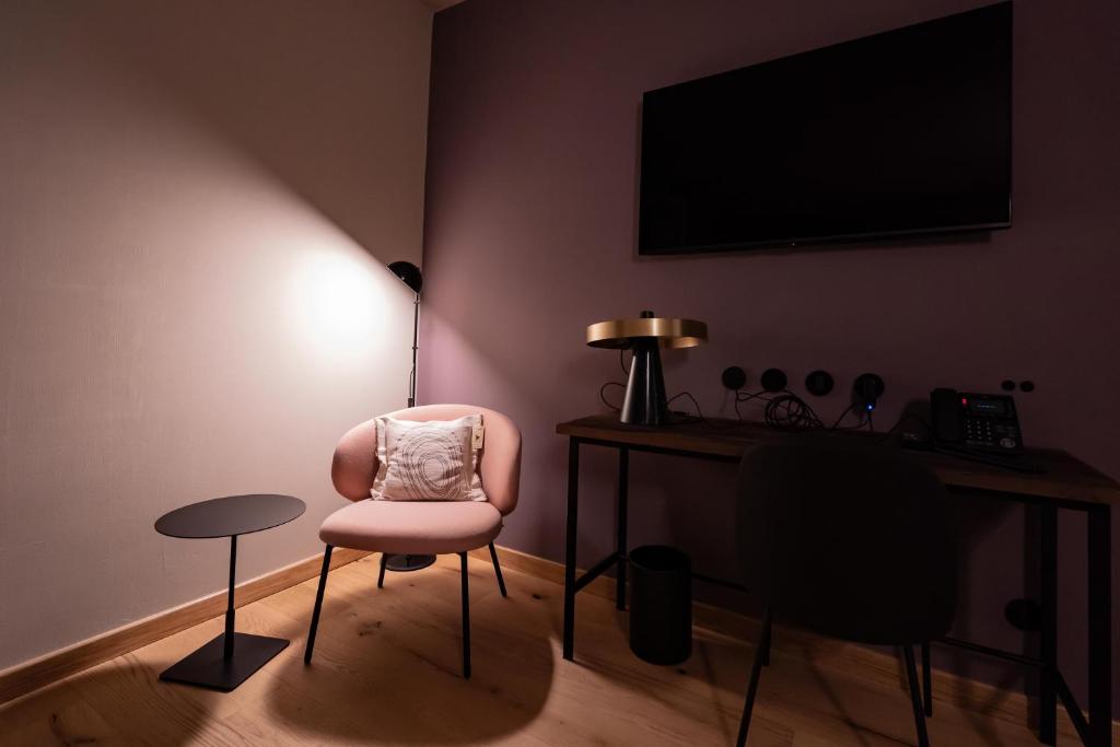 TV a/nebo společenská místnost v ubytování Locanda Moderna Carlambroeus