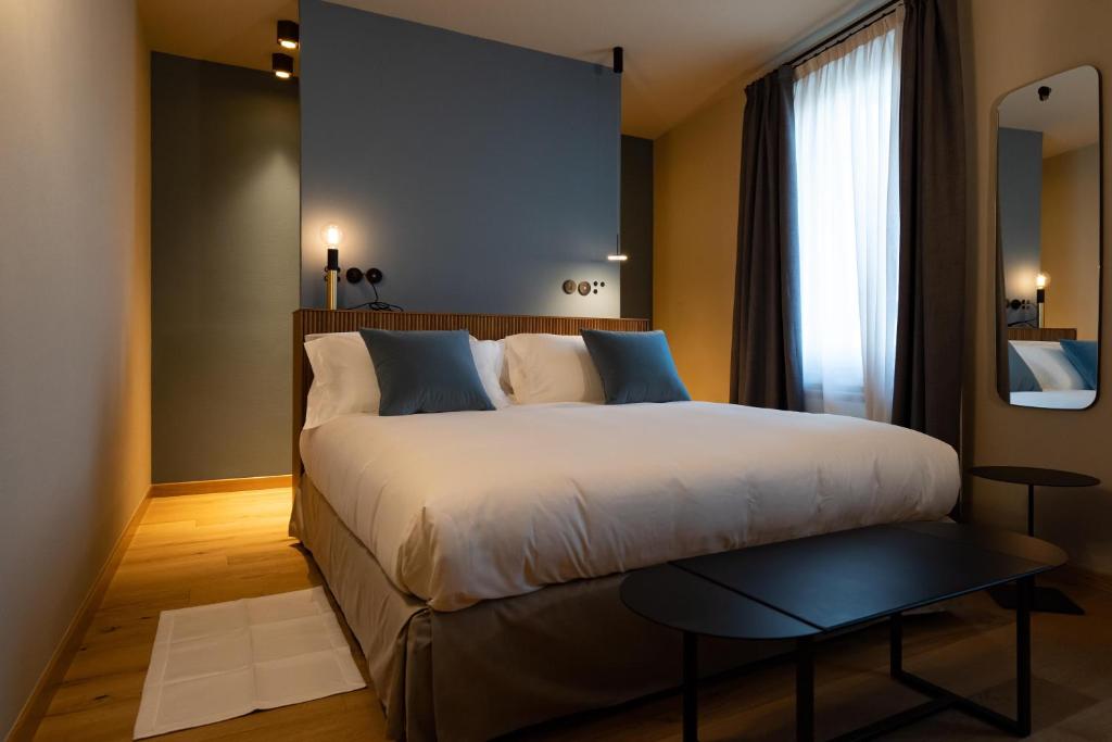 Postel nebo postele na pokoji v ubytování Locanda Moderna Carlambroeus