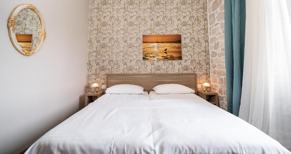 Postel nebo postele na pokoji v ubytování Tifani Luxury Rooms 2