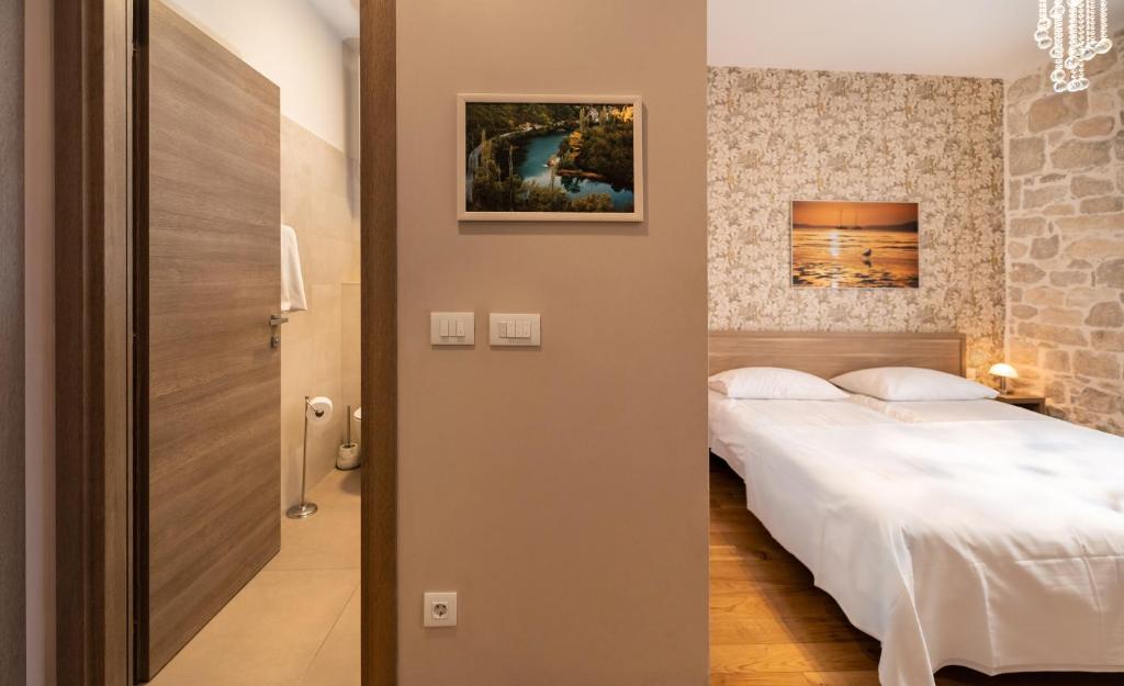 Postel nebo postele na pokoji v ubytování Tifani Luxury Rooms 2