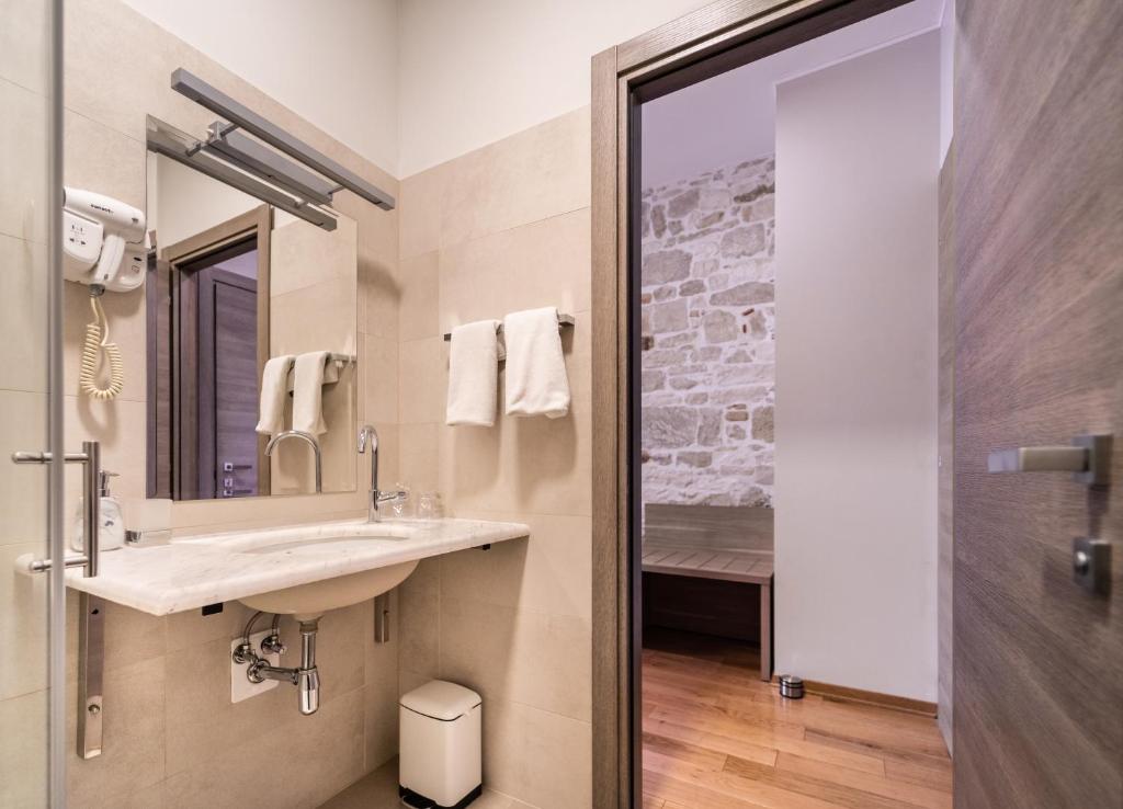 Koupelna v ubytování Tifani Luxury Rooms 2