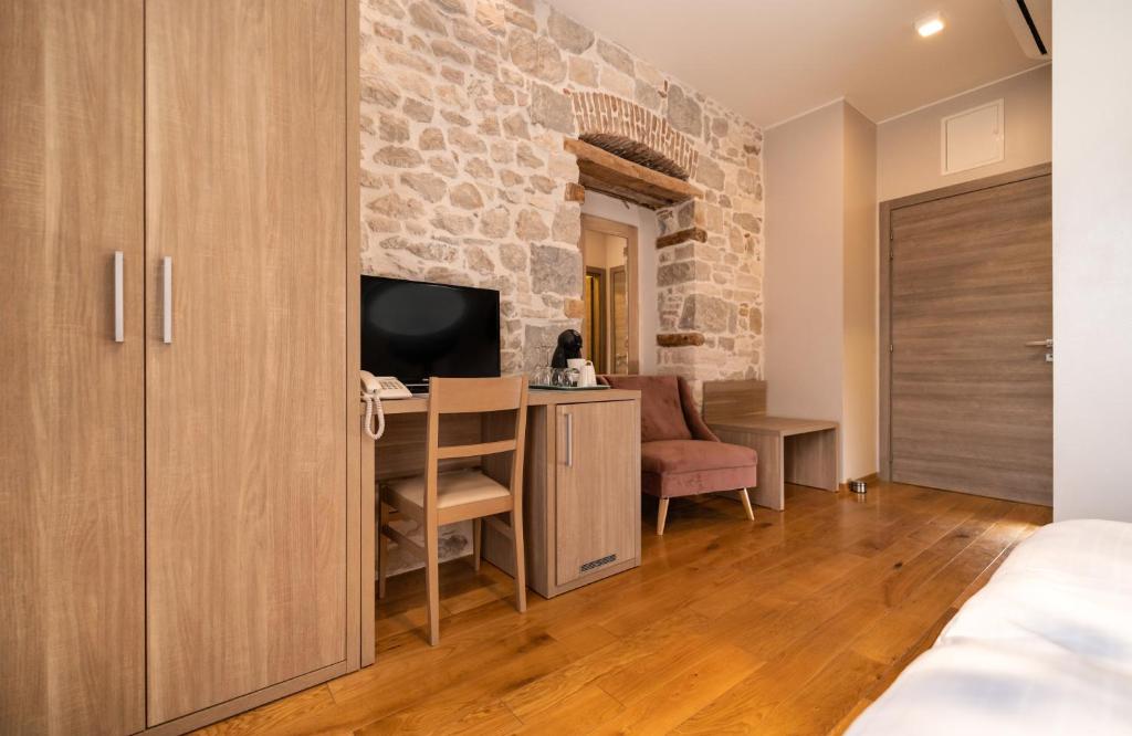 TV a/nebo společenská místnost v ubytování Tifani Luxury Rooms 2