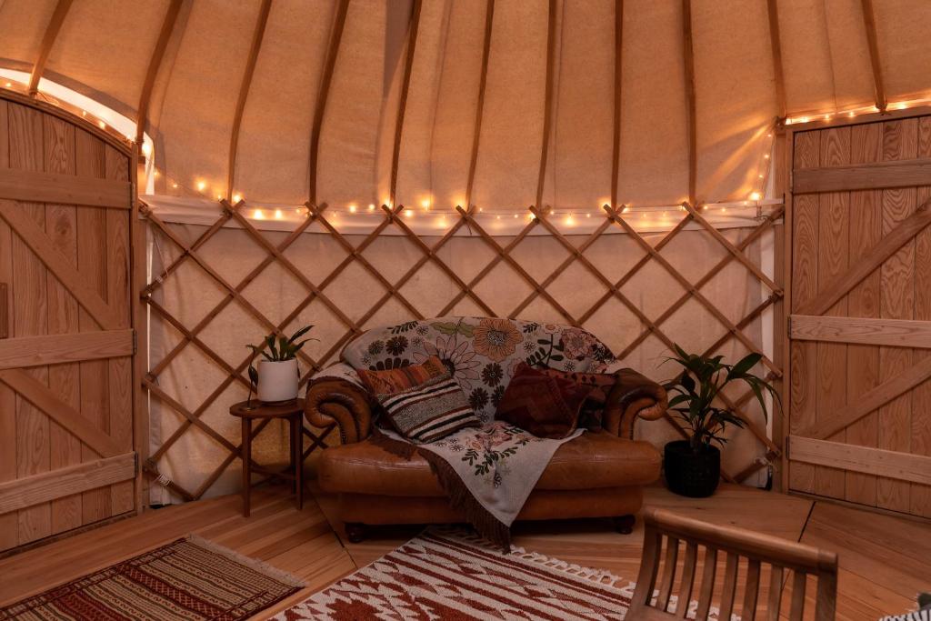 Posezení v ubytování Luxury yurt glamping at Littlegrove