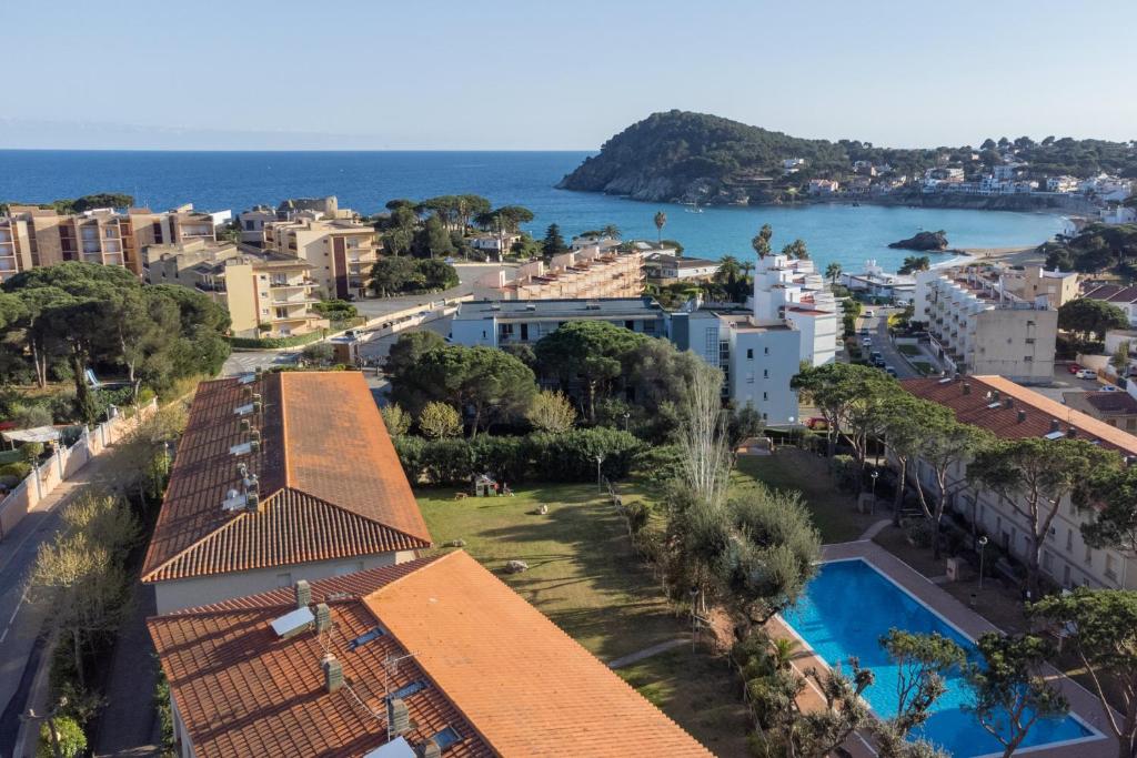 an aerial view of a city and the ocean at Apartamentos CASA MAREA La Fosca parking y piscina in Palamós