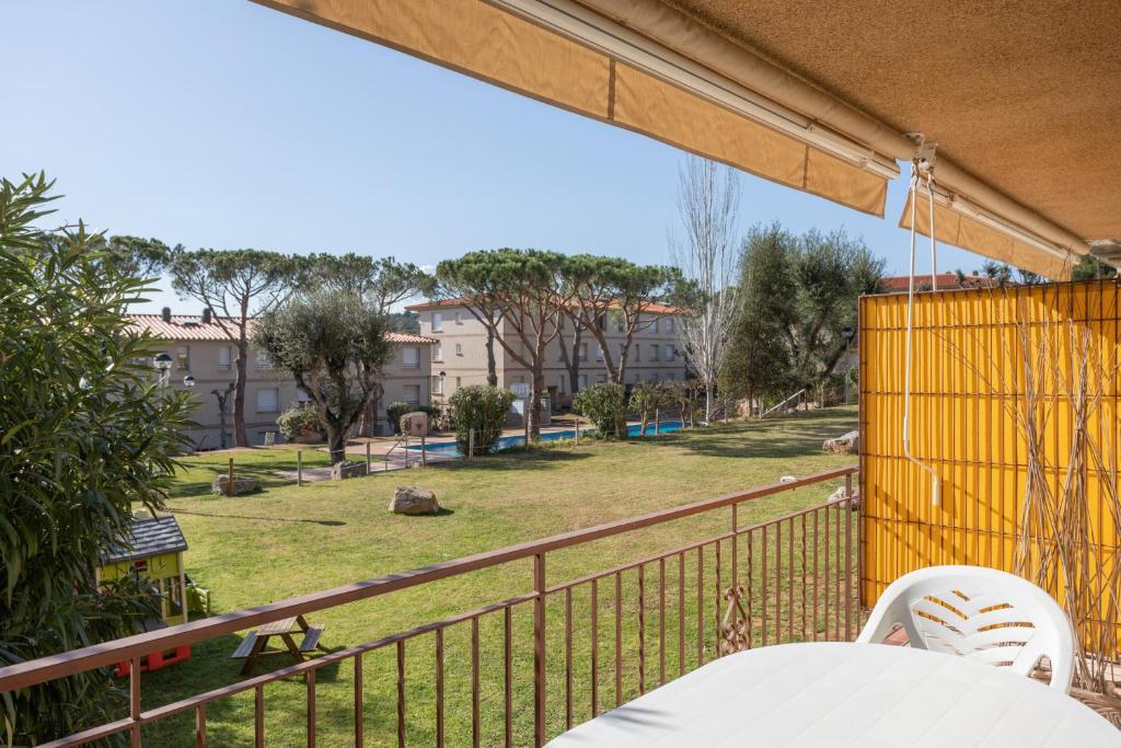 Vonkajšia záhrada v ubytovaní Apartamentos CASA MAREA La Fosca parking y piscina