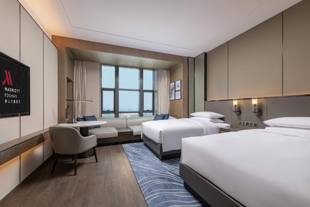 Postel nebo postele na pokoji v ubytování Foshan Marriott Hotel