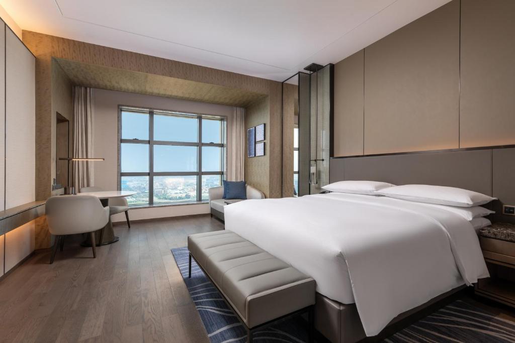 Postel nebo postele na pokoji v ubytování Foshan Marriott Hotel
