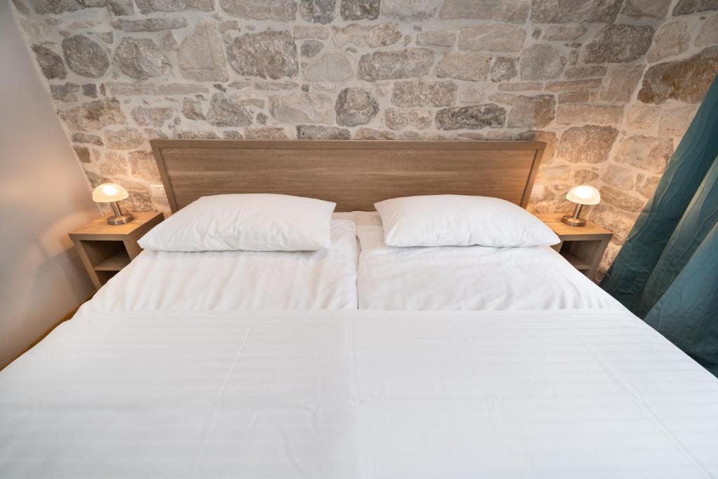 Postel nebo postele na pokoji v ubytování Tifani Luxury Rooms 2
