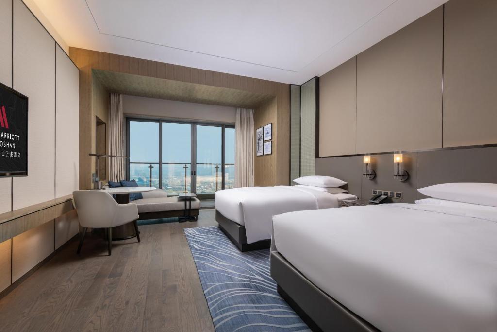Postel nebo postele na pokoji v ubytování Foshan Marriott Hotel