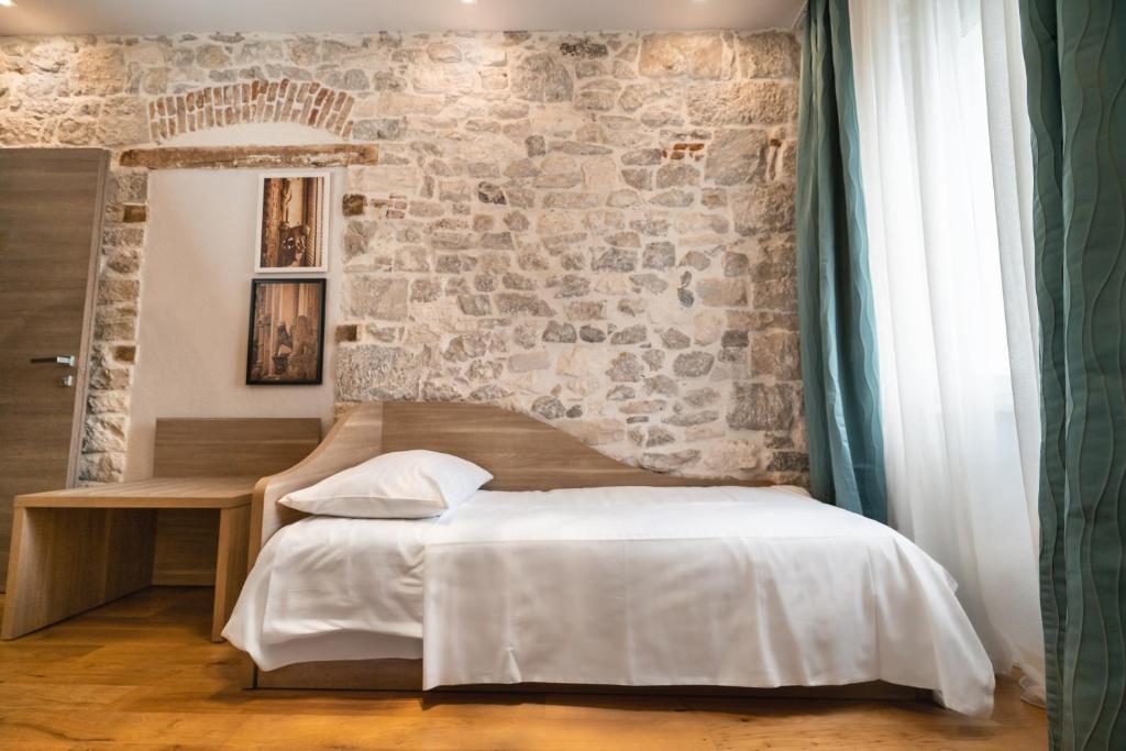 Postel nebo postele na pokoji v ubytování Tifani Luxury Rooms 2