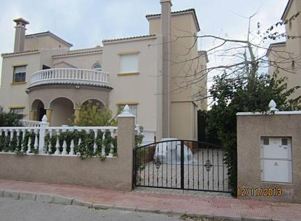 una grande casa con cancello e recinzione di Chalet de 8 camas a Orihuela Costa