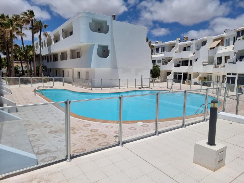 a swimming pool in front of a building at Océano Fuerte in Costa de Antigua