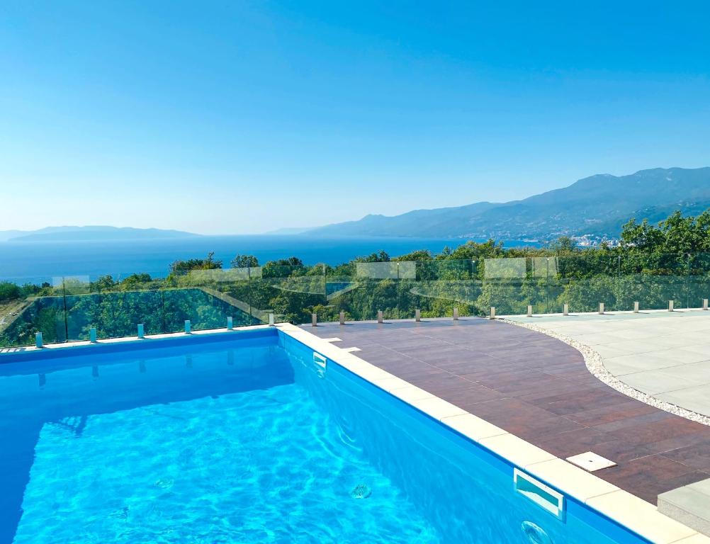 een zwembad met uitzicht op de oceaan bij Apartment Flora with swimming pool in Kastav