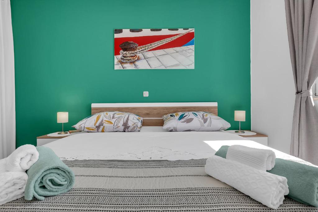 Postel nebo postele na pokoji v ubytování Newly renovated apartment with a beautiful sea view Emili