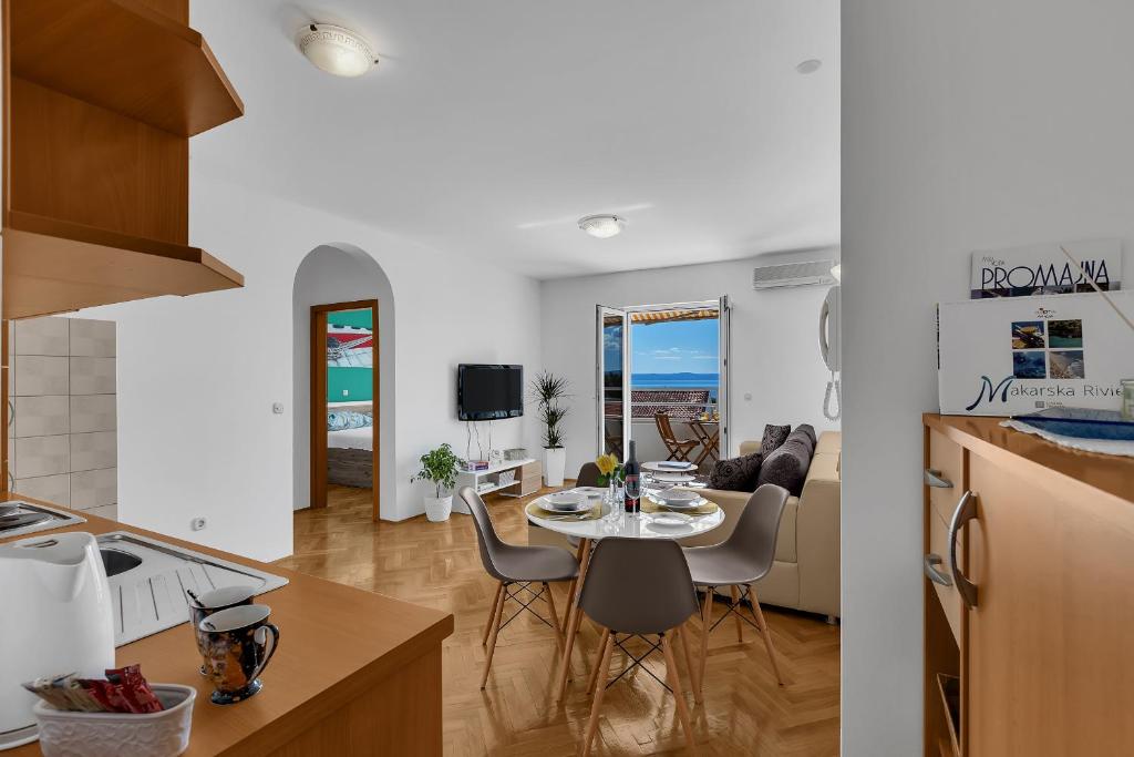 Kuchyň nebo kuchyňský kout v ubytování Newly renovated apartment with a beautiful sea view Emili