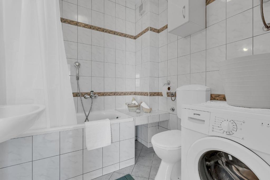 Koupelna v ubytování Newly renovated apartment with a beautiful sea view Emili