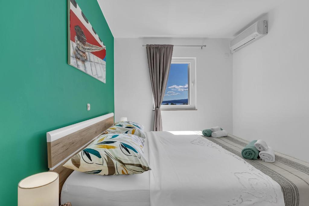 Postel nebo postele na pokoji v ubytování Newly renovated apartment with a beautiful sea view Emili