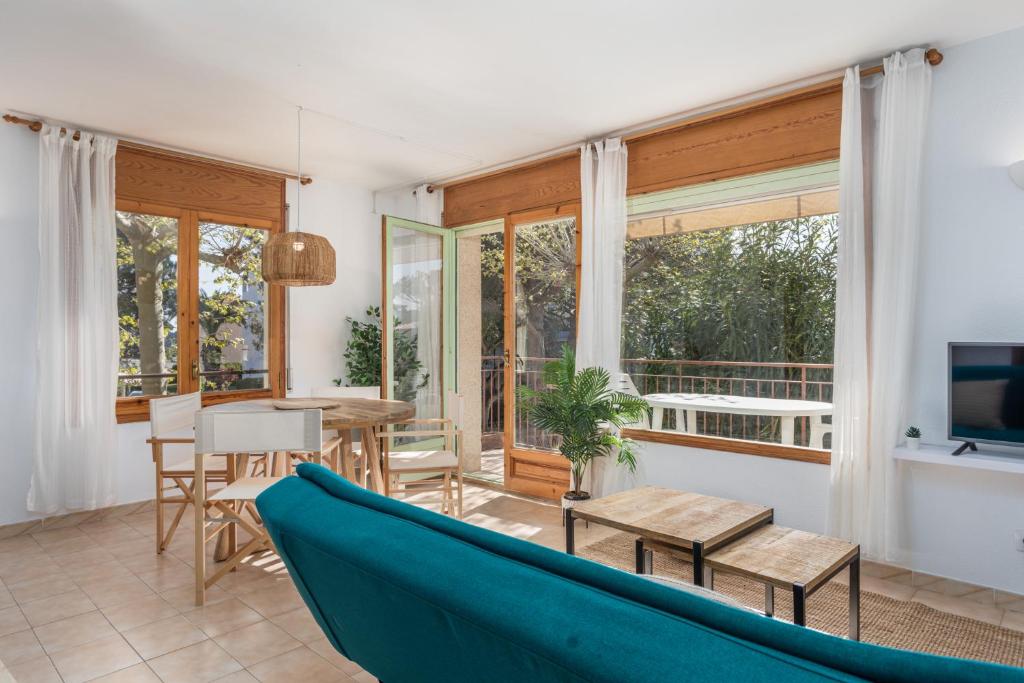 Televízia a/alebo spoločenská miestnosť v ubytovaní Apartamentos CASA MAREA La Fosca parking y piscina