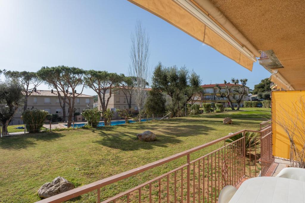 Vonkajšia záhrada v ubytovaní Apartamentos CASA MAREA La Fosca parking y piscina