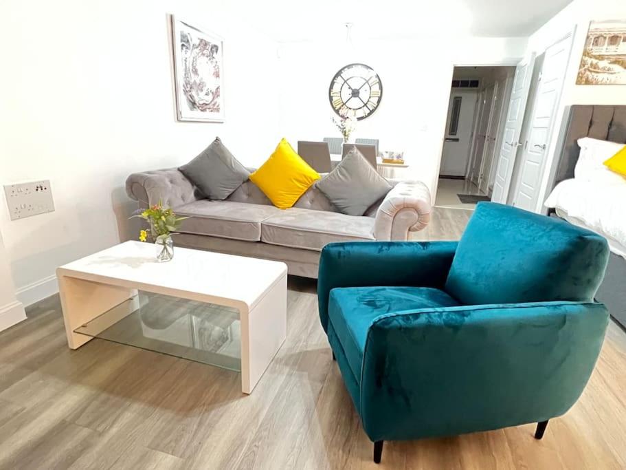 uma sala de estar com um sofá e uma mesa de centro em Greenfield's Marlborough Grove Modern 3 - Bedroom Home, Langley em Langley Marish