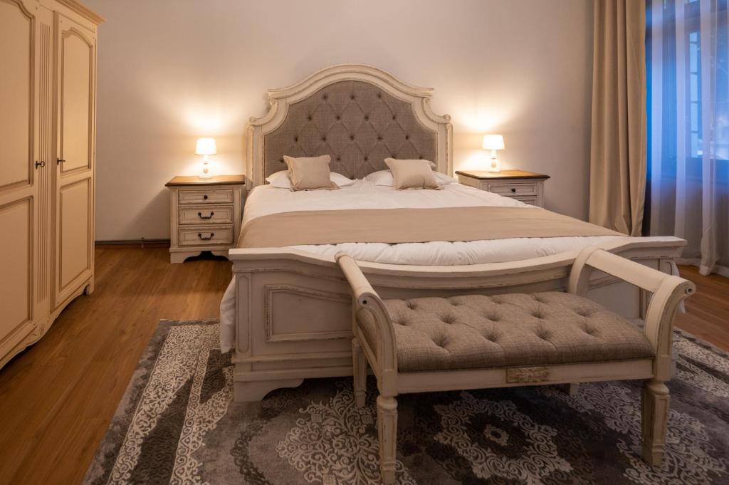 1 dormitorio con 1 cama grande y 2 mesitas de noche en Kinsley Apartment 1, en Timisoara