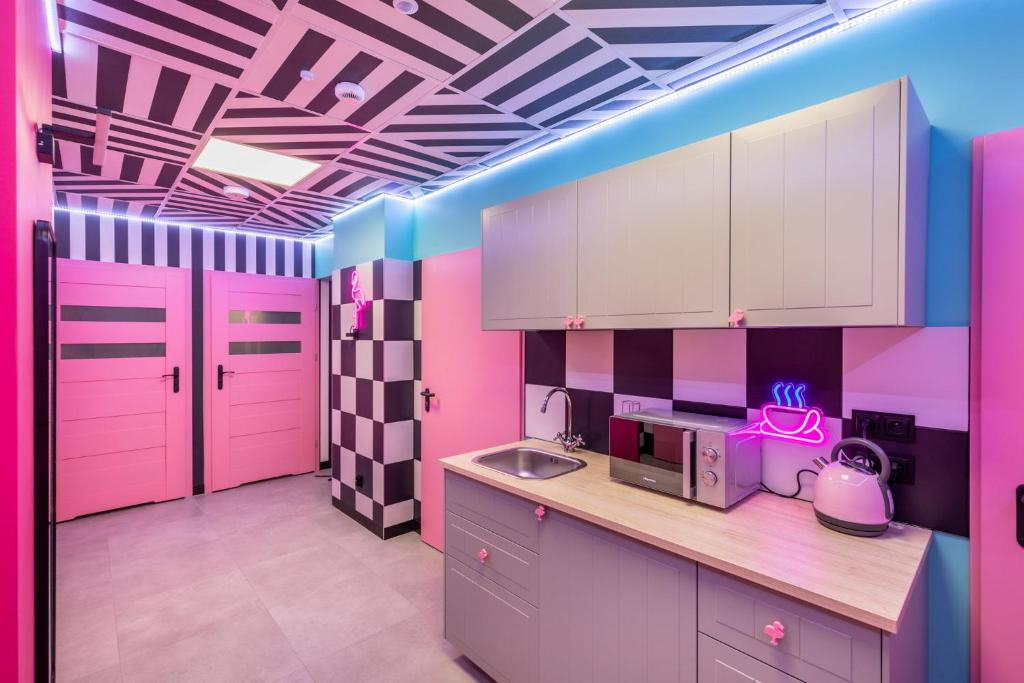 Kuchyň nebo kuchyňský kout v ubytování VICE CITY Hostel