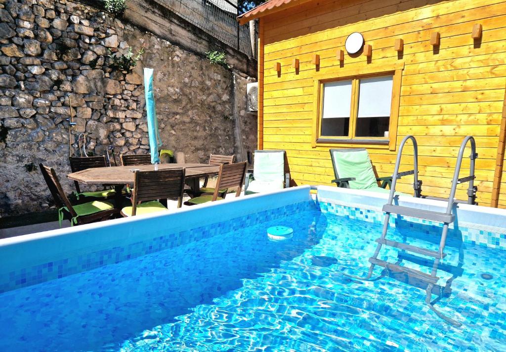 Bazén v ubytovaní Chalet Marseille hauteur alebo v jeho blízkosti
