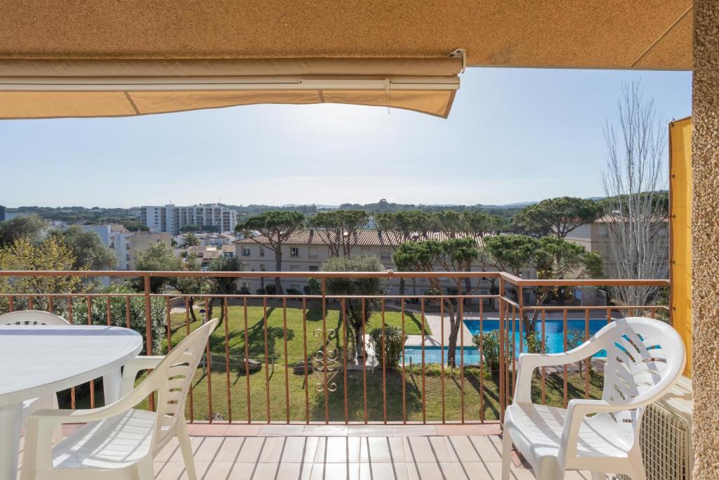 Bazén v ubytovaní Apartamentos CASA MAREA La Fosca parking y piscina alebo v jeho blízkosti