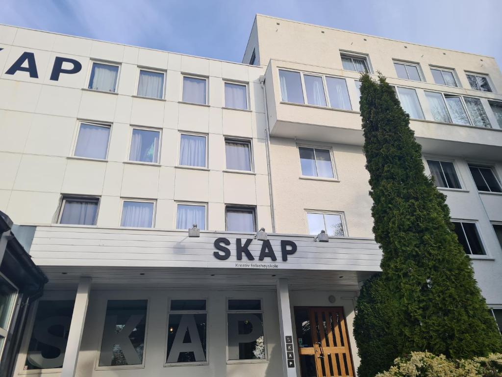 um edifício com uma placa que lê skap em SKAP Hostel Mandal em Mandal