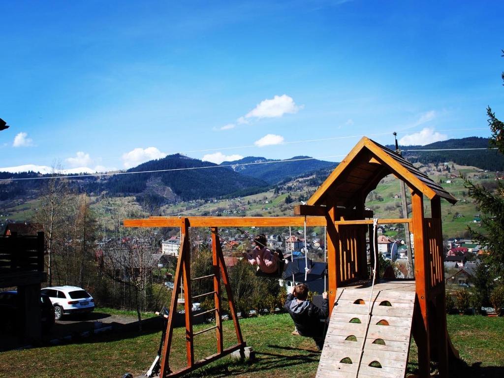 Vista generica sulle montagne o vista sulle montagne dall'interno dell'affittacamere