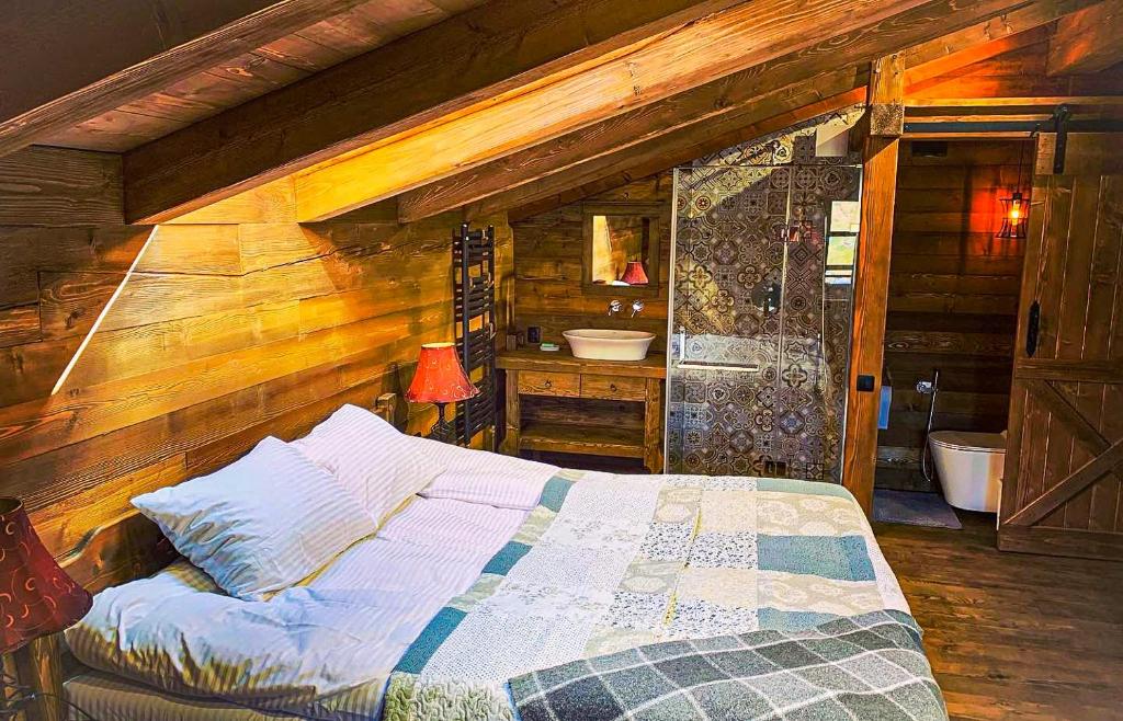 a bedroom with a bed and a bathroom at Chalet Laitner in Yasinya