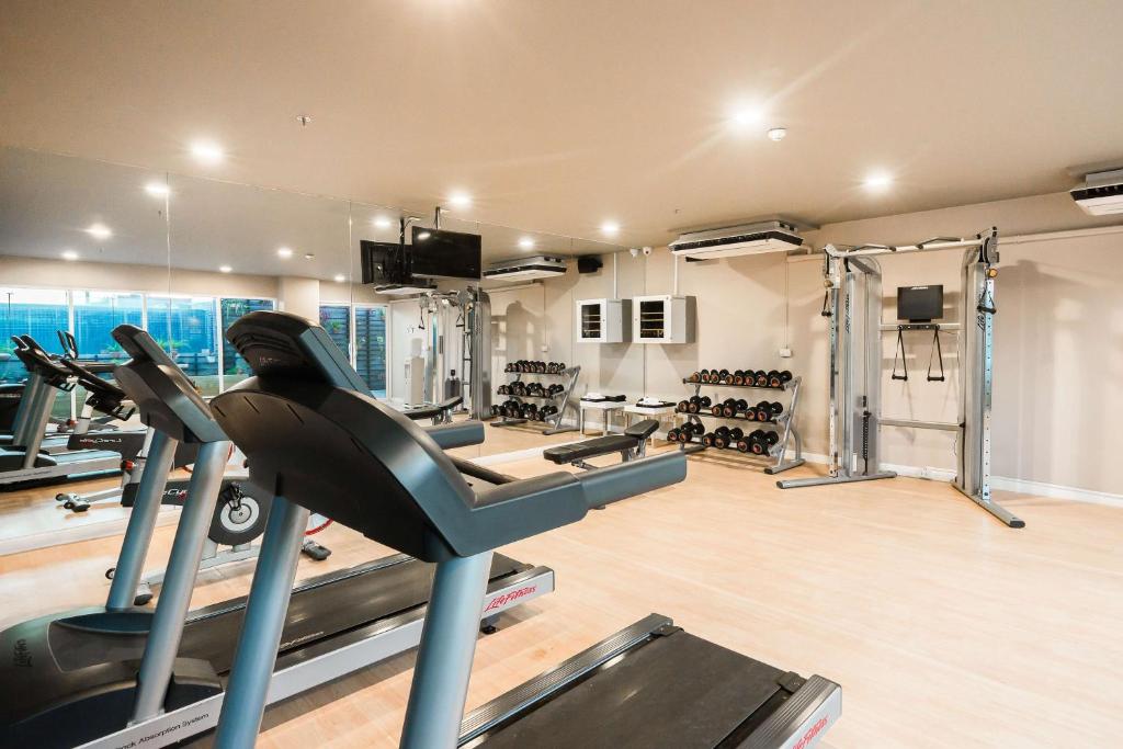 Fitness centrum a/nebo fitness zařízení v ubytování Best Western Patong Beach