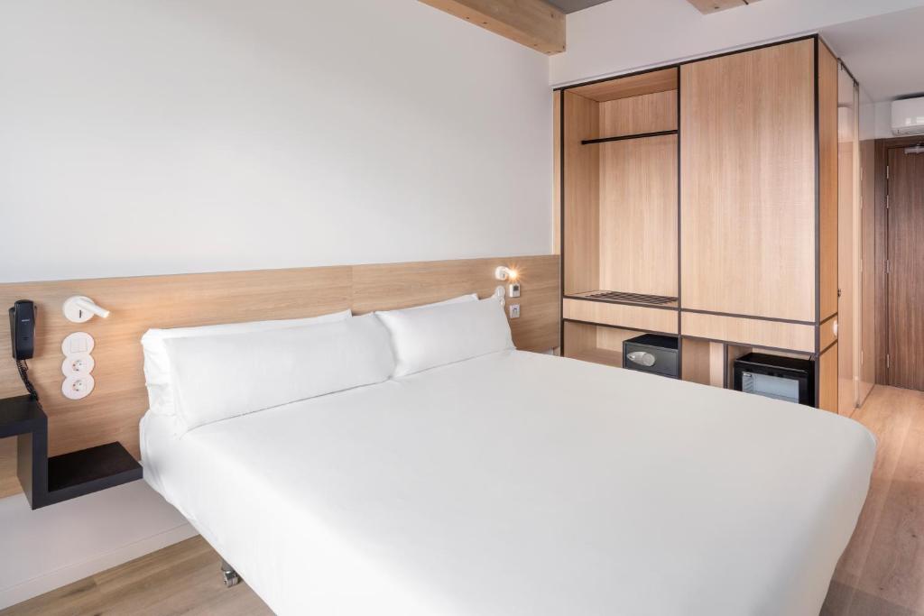 Postel nebo postele na pokoji v ubytování B&B HOTEL Guimarães