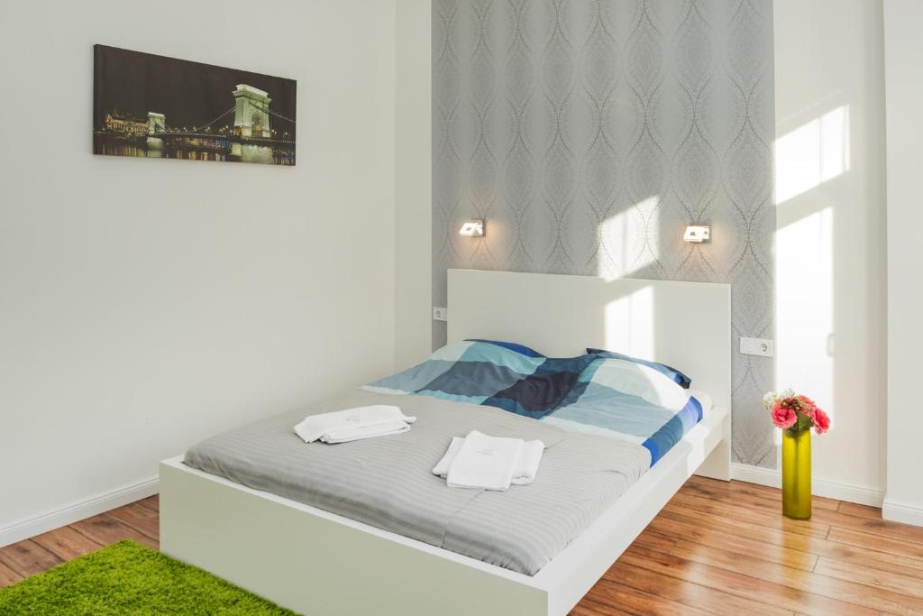 1 dormitorio con 1 cama con 2 toallas en Boutique HomeR374 Studio Apartment #freeparking en Budapest
