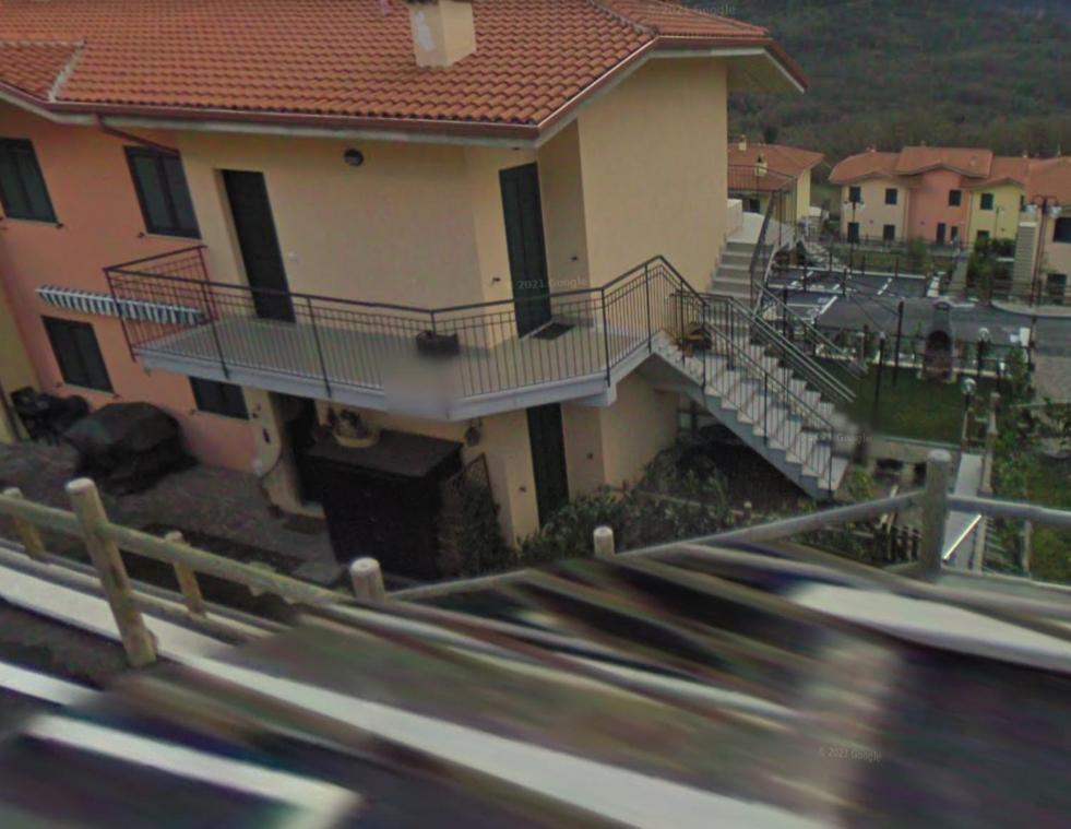 una casa con scale di fronte a una casa di Casa Vacanza Molise a Castelpetroso