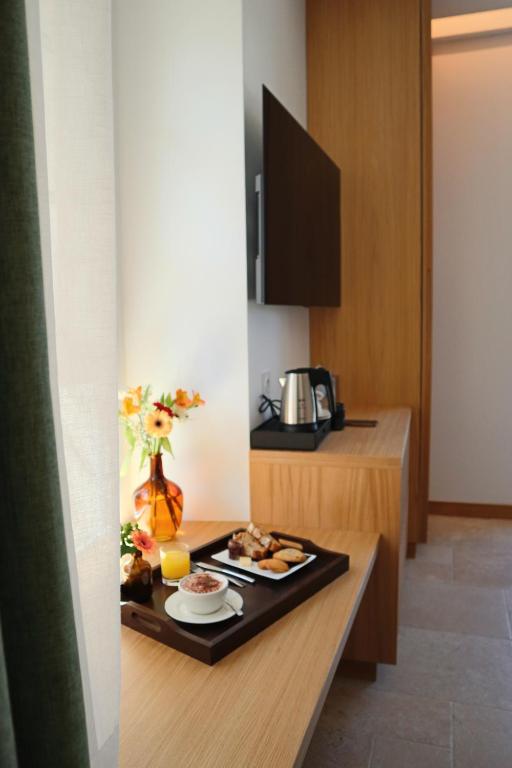 Kuchyň nebo kuchyňský kout v ubytování Le Royal Hôtel Restaurant