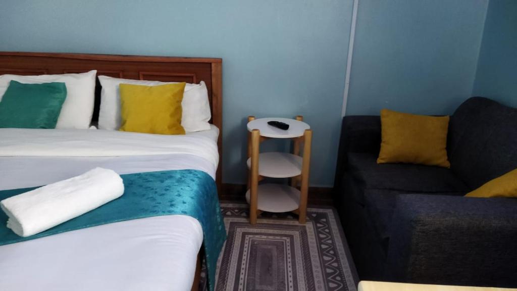 Una cama o camas en una habitación de Essie Studios Naivasha CBD