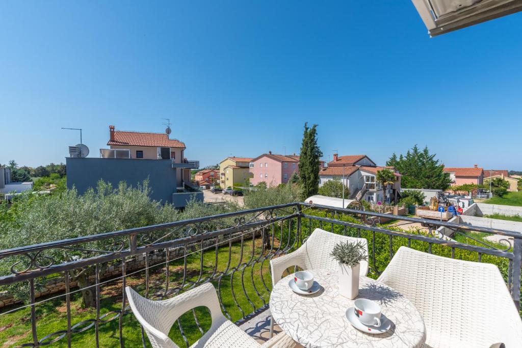 patio con mesa y sillas en el balcón en Apartments Morena, en Novigrad Istria